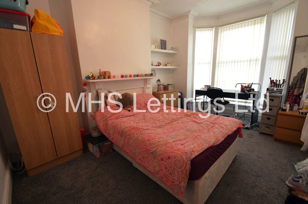 Photo of 6 Bedroom Mid Terraced House in 18 Hessle Mount, Leeds, LS6 1EP