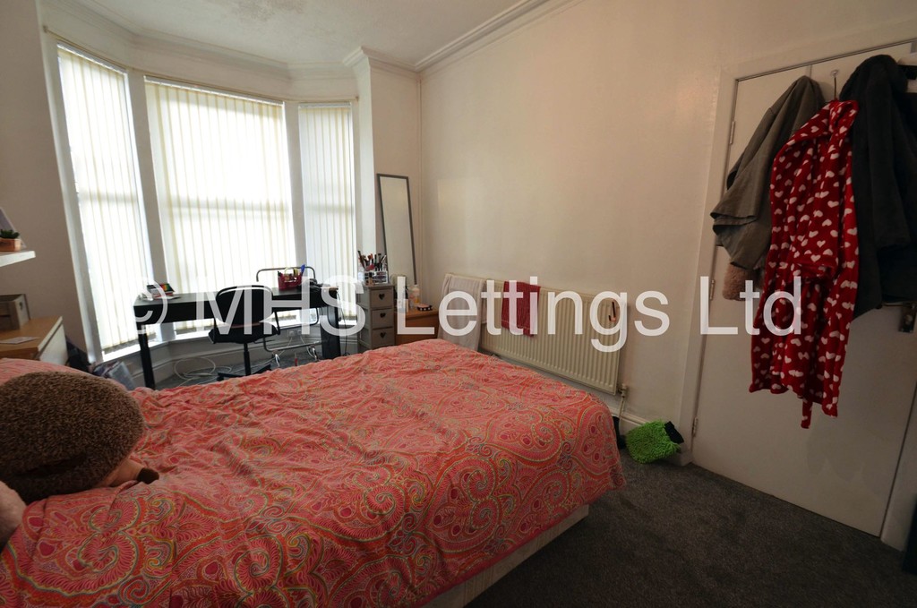 Photo of 6 Bedroom Mid Terraced House in 18 Hessle Mount, Leeds, LS6 1EP