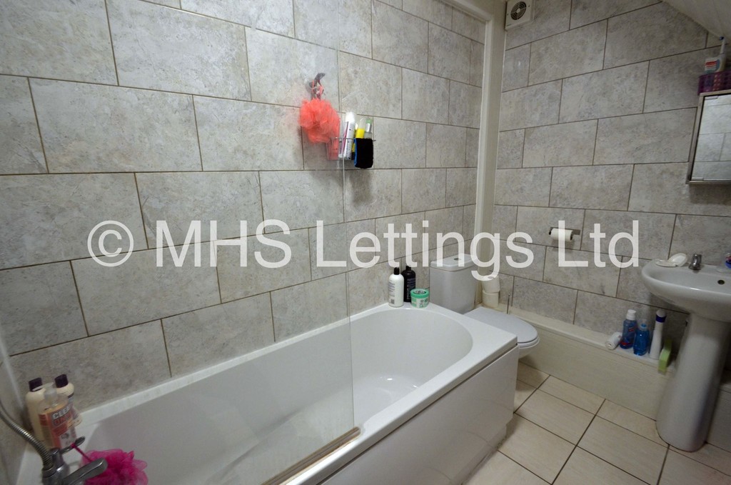 Photo of 6 Bedroom Mid Terraced House in 18 Hessle Mount, Leeds, LS6 1EP