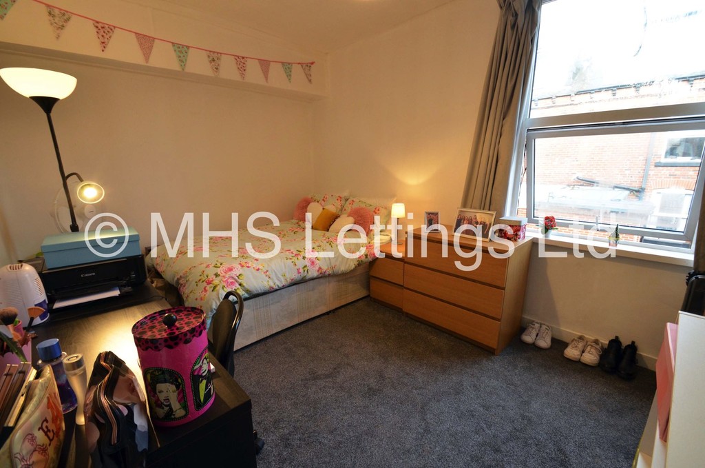 Photo of 6 Bedroom Mid Terraced House in 18 Hessle Mount, Leeds, LS6 1EP