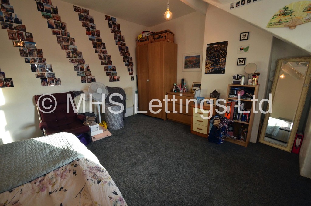 Photo of 6 Bedroom Mid Terraced House in 18 Hessle Mount, Leeds, LS6 1EP