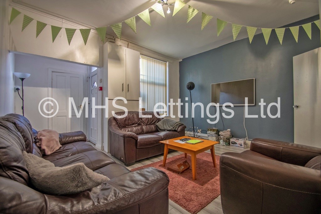 Photo of 6 Bedroom Mid Terraced House in 18 Hessle Mount, Leeds, LS6 1EP