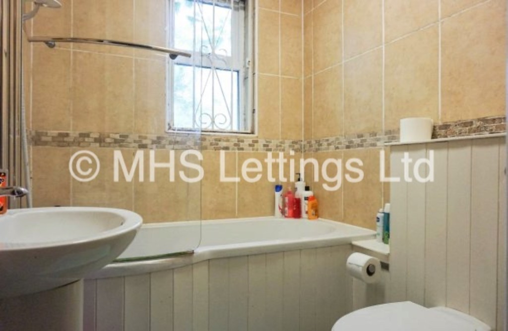 Photo of 5 Bedroom Ground Floor Flat in Flat 15, Welton Road, Leeds, LS6 1EE