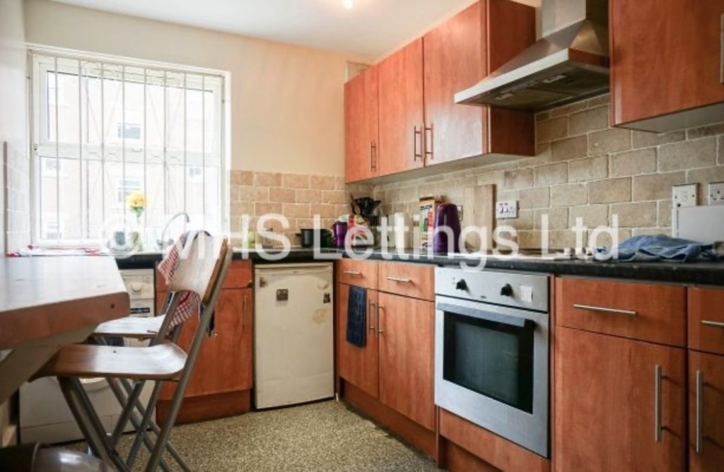 Photo of 5 Bedroom Ground Floor Flat in Flat 15, Welton Road, Leeds, LS6 1EE