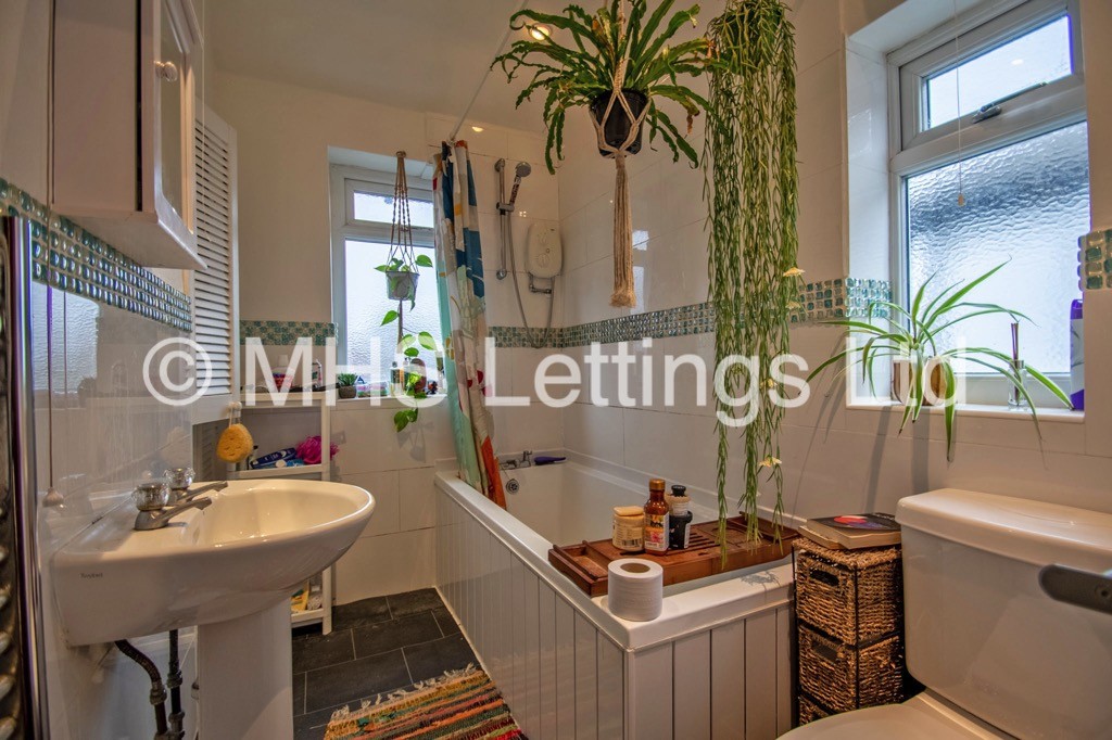 Photo of 4 Bedroom Semi-Detached House in 80 Ash Road, Leeds, LS6 3EZ