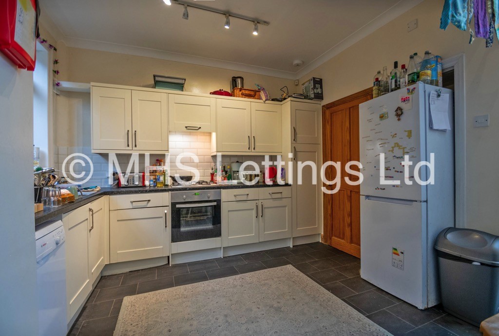 Photo of 4 Bedroom Semi-Detached House in 80 Ash Road, Leeds, LS6 3EZ