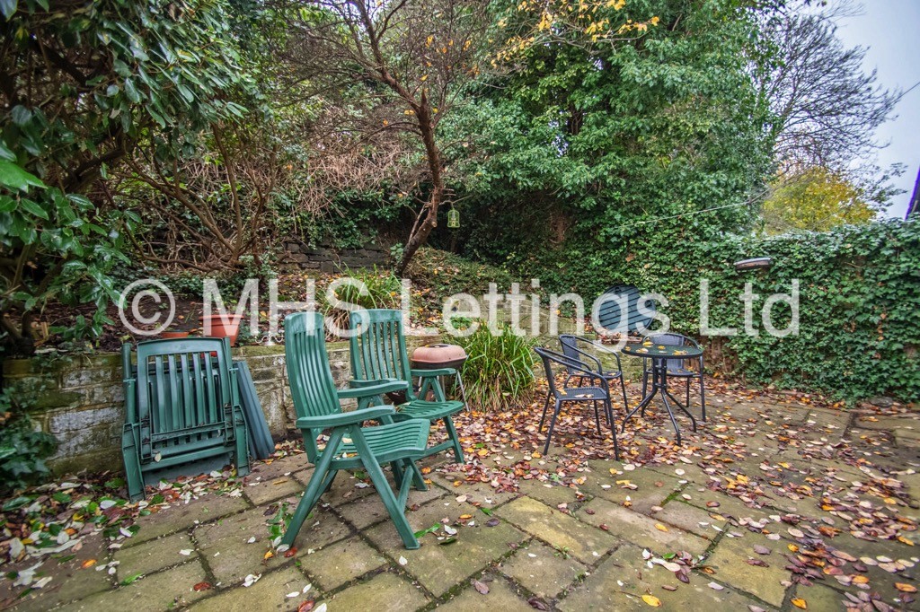 Photo of 4 Bedroom Semi-Detached House in 80 Ash Road, Leeds, LS6 3EZ