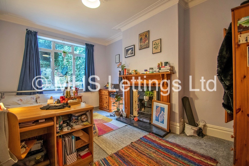 Photo of 4 Bedroom Semi-Detached House in 80 Ash Road, Leeds, LS6 3EZ