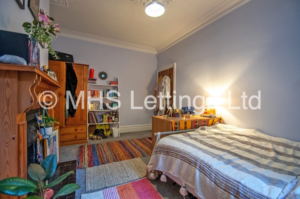 Photo of 4 Bedroom Semi-Detached House in 80 Ash Road, Leeds, LS6 3EZ