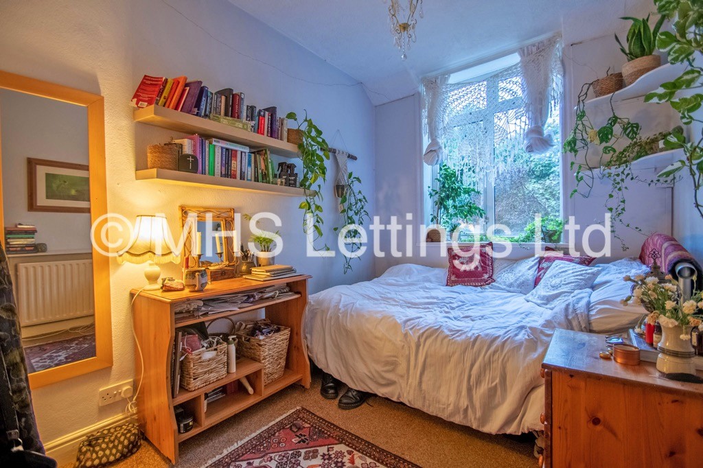 Photo of 4 Bedroom Semi-Detached House in 80 Ash Road, Leeds, LS6 3EZ