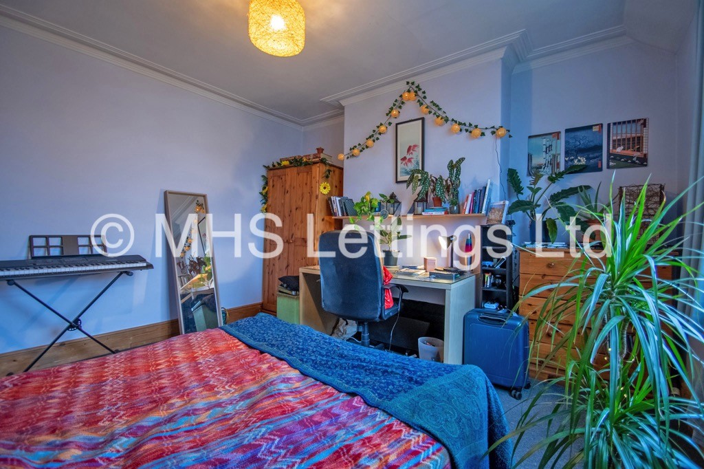 Photo of 4 Bedroom Semi-Detached House in 80 Ash Road, Leeds, LS6 3EZ