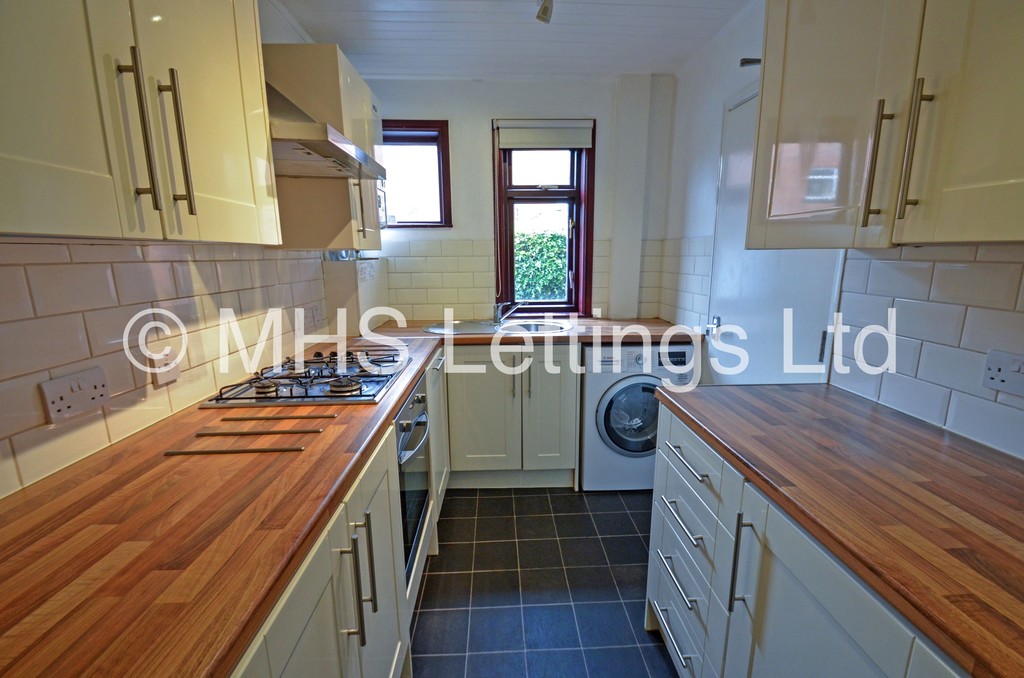 Photo of 3 Bedroom Mid Terraced House in 11 Hessle Road, Leeds, LS6 1EH
