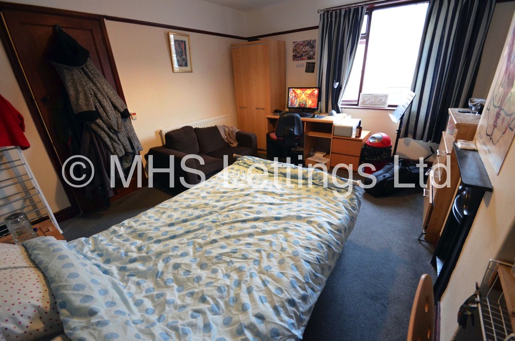 Photo of 3 Bedroom Mid Terraced House in 11 Hessle Road, Leeds, LS6 1EH