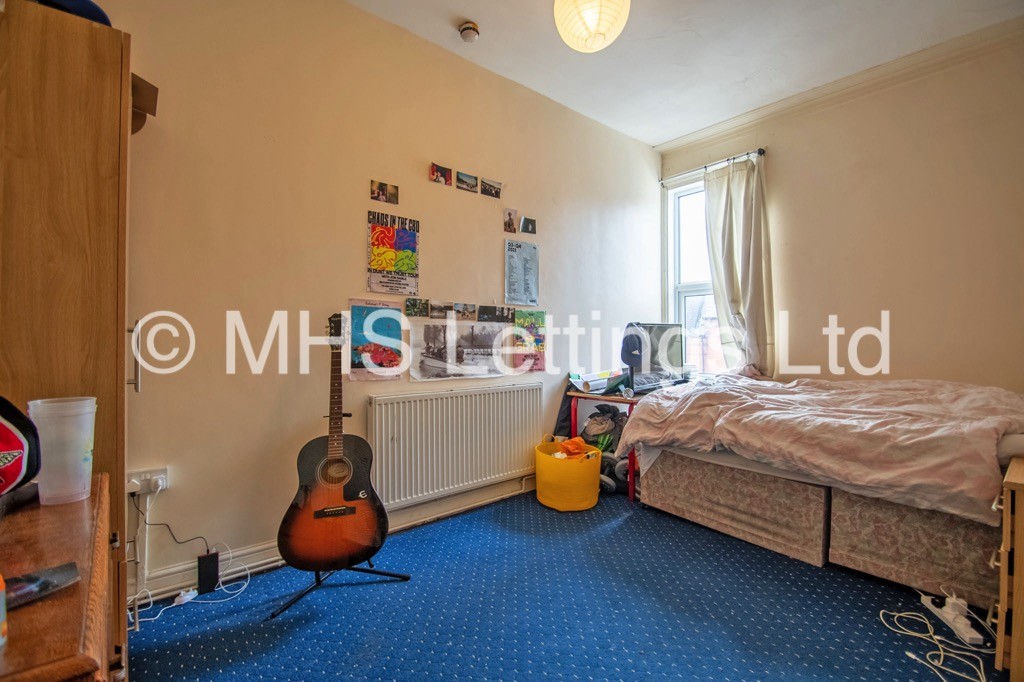 Photo of 8 Bedroom Mid Terraced House in 11 Richmond Mount, Leeds, LS6 1DG
