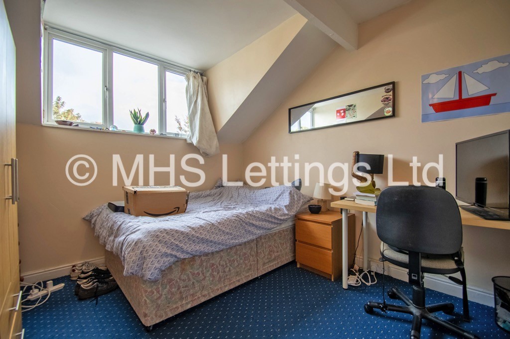Photo of 8 Bedroom Mid Terraced House in 11 Richmond Mount, Leeds, LS6 1DG