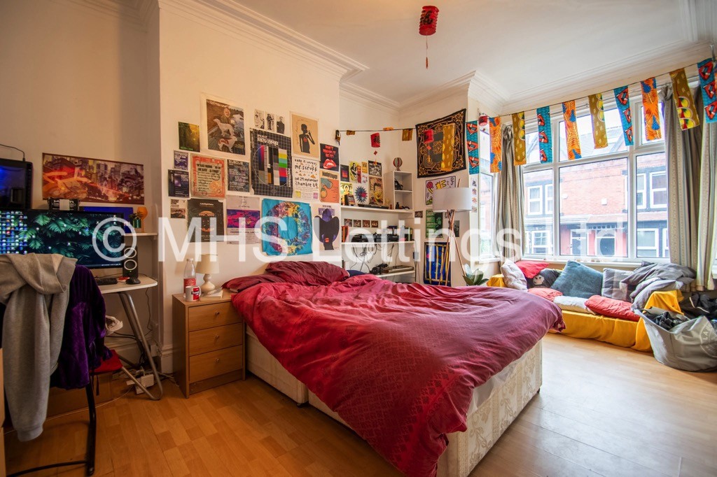 Photo of 8 Bedroom Mid Terraced House in 11 Richmond Mount, Leeds, LS6 1DG