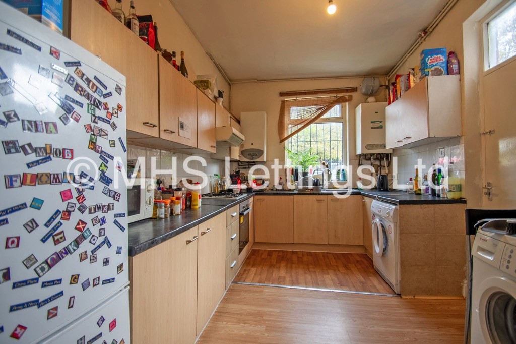 Photo of 8 Bedroom Mid Terraced House in 11 Richmond Mount, Leeds, LS6 1DG