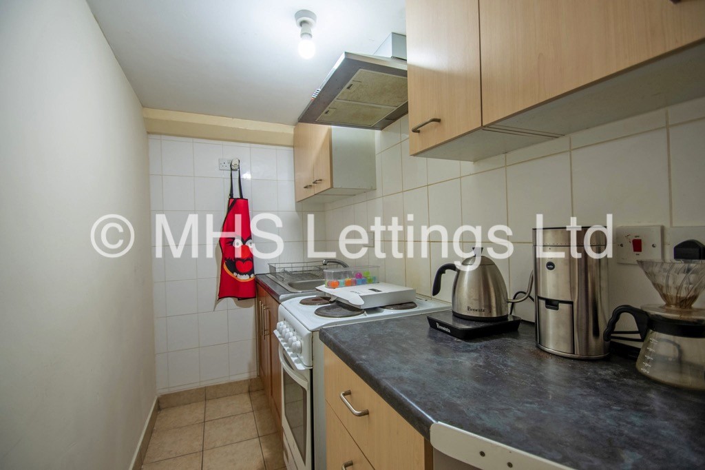 Photo of 8 Bedroom Mid Terraced House in 11 Richmond Mount, Leeds, LS6 1DG