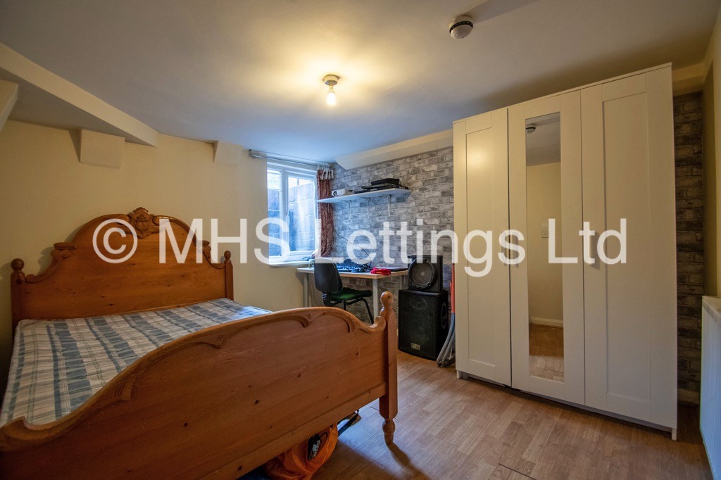 Photo of 8 Bedroom Mid Terraced House in 11 Richmond Mount, Leeds, LS6 1DG