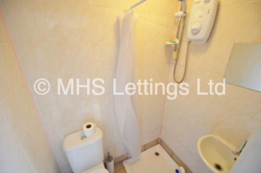 Photo of 8 Bedroom Mid Terraced House in 11 Richmond Mount, Leeds, LS6 1DG