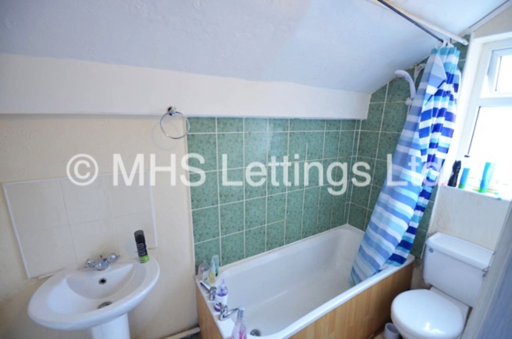 Photo of 8 Bedroom Mid Terraced House in 11 Richmond Mount, Leeds, LS6 1DG