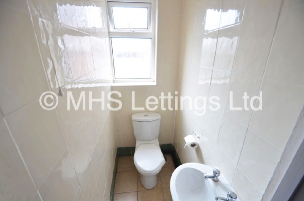 Photo of 8 Bedroom Mid Terraced House in 11 Richmond Mount, Leeds, LS6 1DG