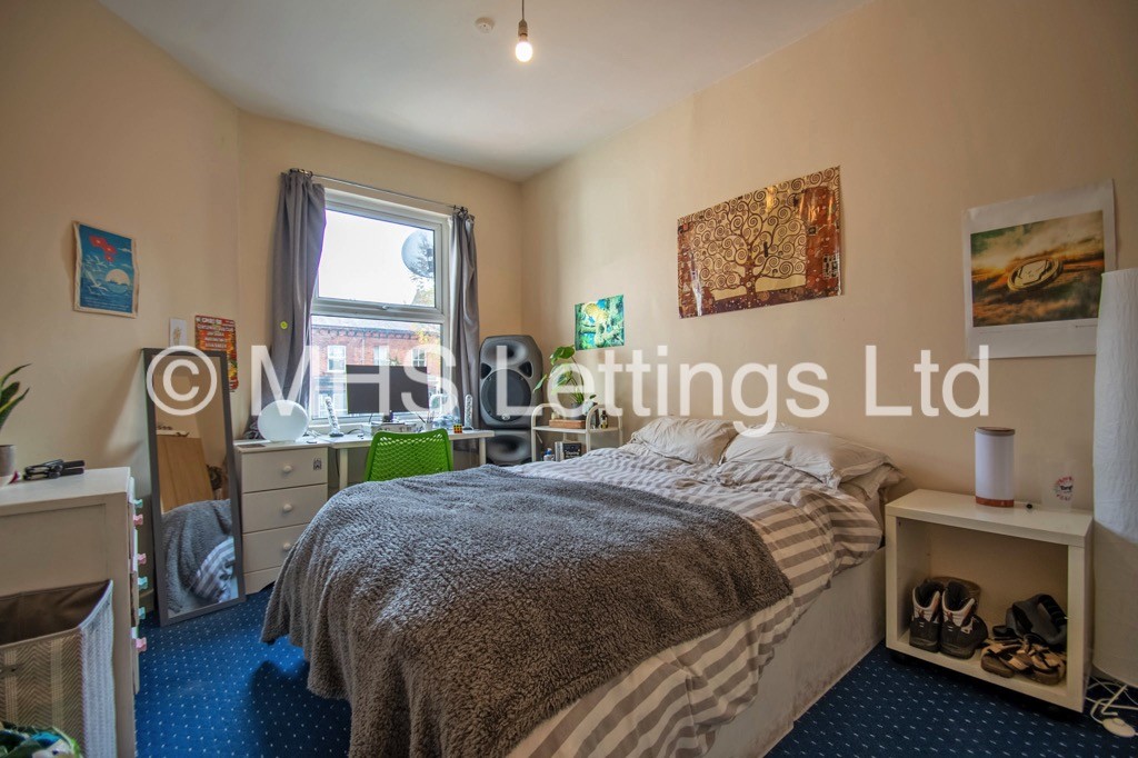 Photo of 8 Bedroom Mid Terraced House in 11 Richmond Mount, Leeds, LS6 1DG