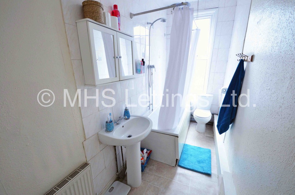 Photo of 5 Bedroom Mid Terraced House in 85 Royal Park Avenue, Leeds, LS6 1EZ