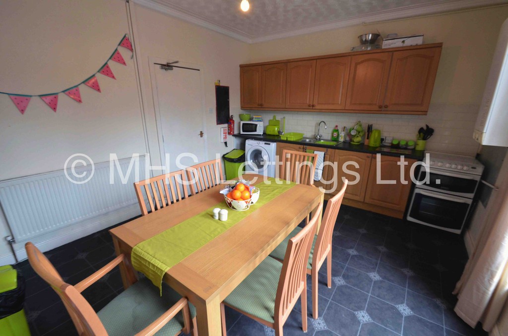 Photo of 5 Bedroom Mid Terraced House in 85 Royal Park Avenue, Leeds, LS6 1EZ