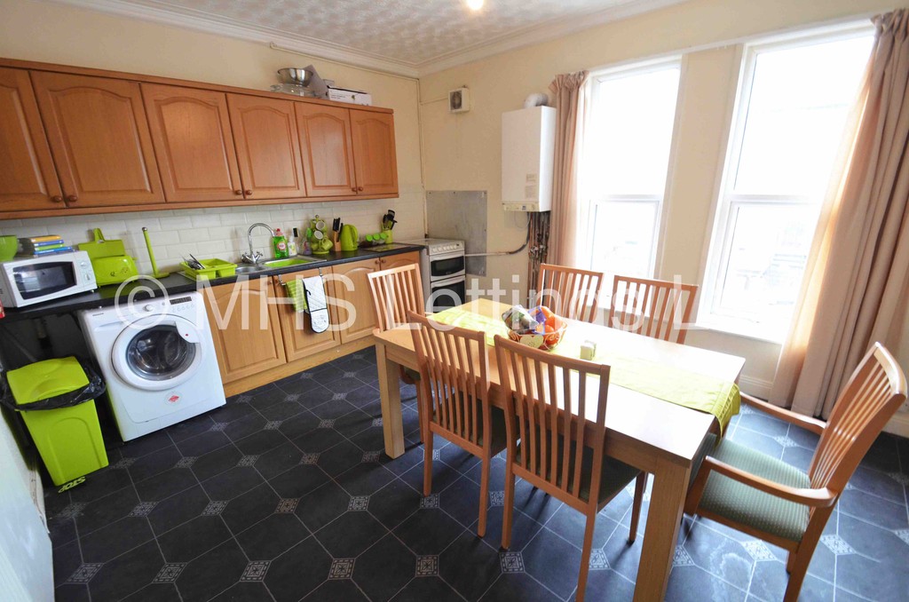 Photo of 5 Bedroom Mid Terraced House in 85 Royal Park Avenue, Leeds, LS6 1EZ