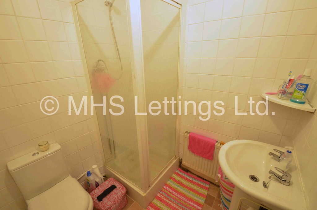 Photo of 5 Bedroom Mid Terraced House in 85 Royal Park Avenue, Leeds, LS6 1EZ