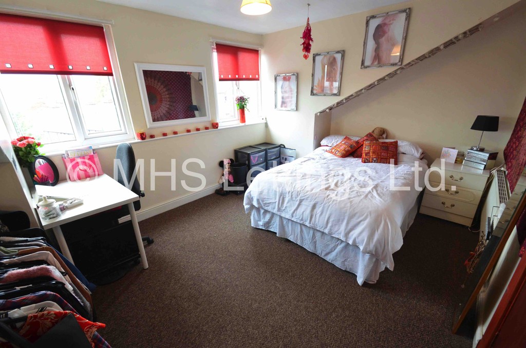 Photo of 5 Bedroom Mid Terraced House in 85 Royal Park Avenue, Leeds, LS6 1EZ
