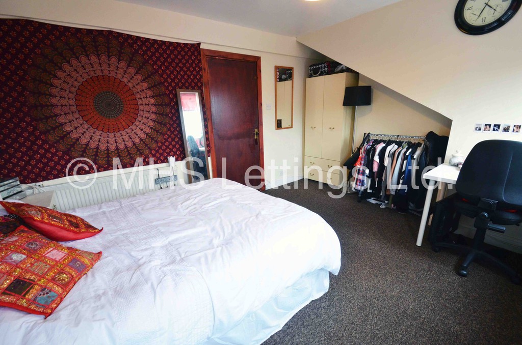 Photo of 5 Bedroom Mid Terraced House in 85 Royal Park Avenue, Leeds, LS6 1EZ