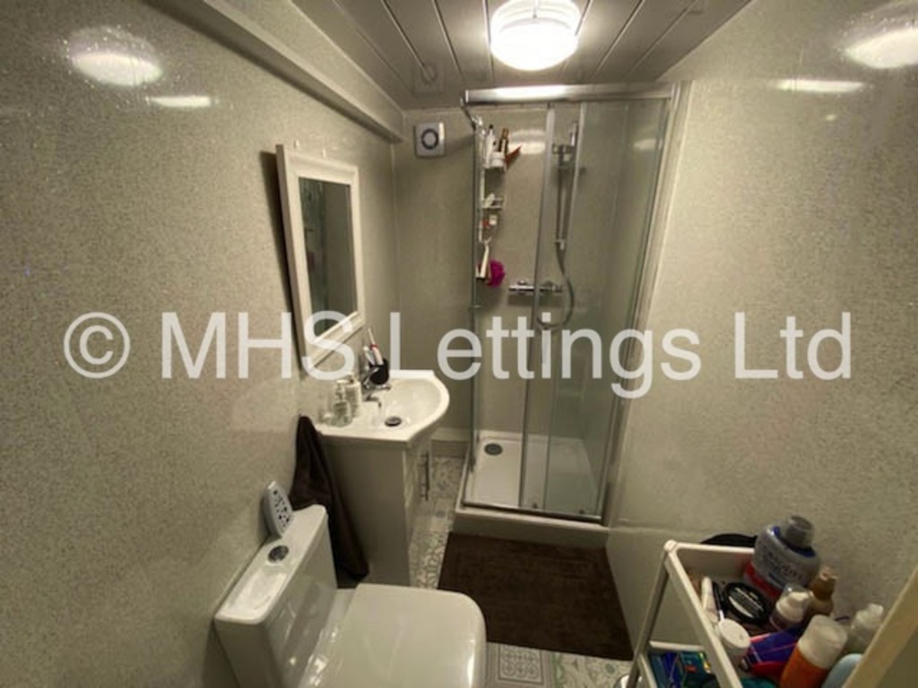 Photo of 5 Bedroom Mid Terraced House in 85 Royal Park Avenue, Leeds, LS6 1EZ