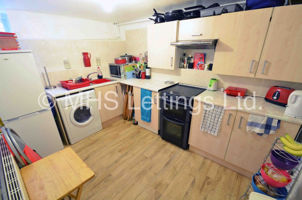 Photo of 5 Bedroom Mid Terraced House in 85 Royal Park Avenue, Leeds, LS6 1EZ