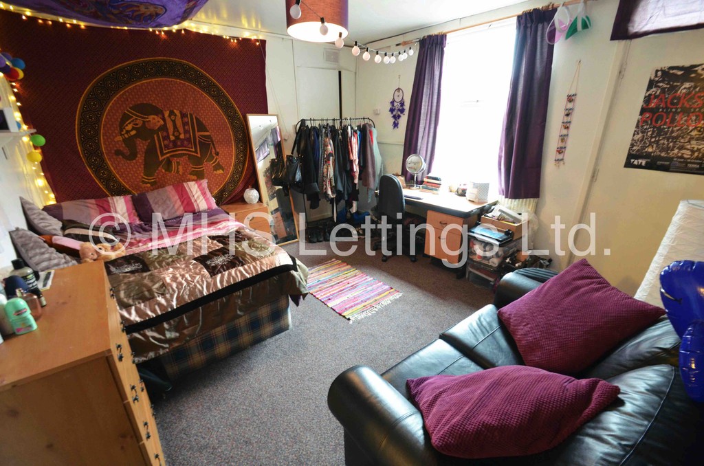 Photo of 5 Bedroom Mid Terraced House in 85 Royal Park Avenue, Leeds, LS6 1EZ