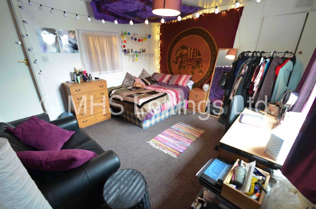 Photo of 5 Bedroom Mid Terraced House in 85 Royal Park Avenue, Leeds, LS6 1EZ