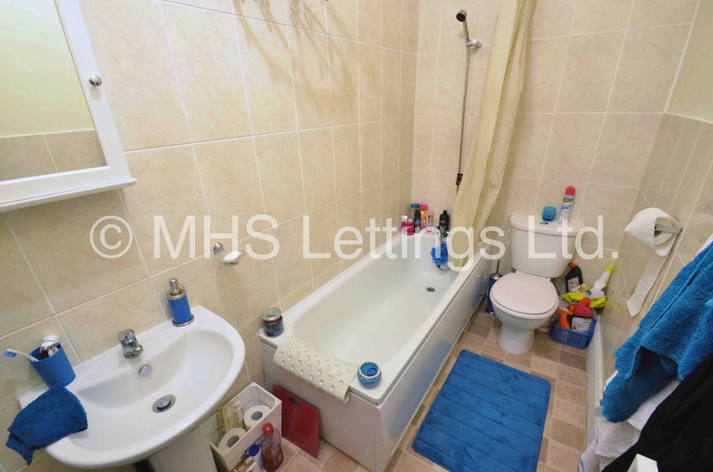 Photo of 5 Bedroom Mid Terraced House in 85 Royal Park Avenue, Leeds, LS6 1EZ