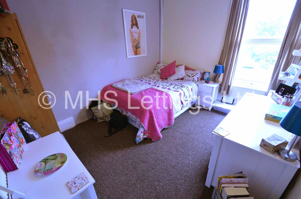 Photo of 5 Bedroom Mid Terraced House in 85 Royal Park Avenue, Leeds, LS6 1EZ
