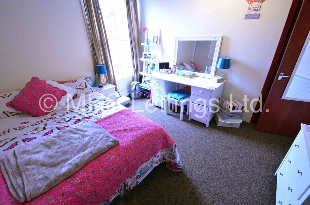 Photo of 5 Bedroom Mid Terraced House in 85 Royal Park Avenue, Leeds, LS6 1EZ