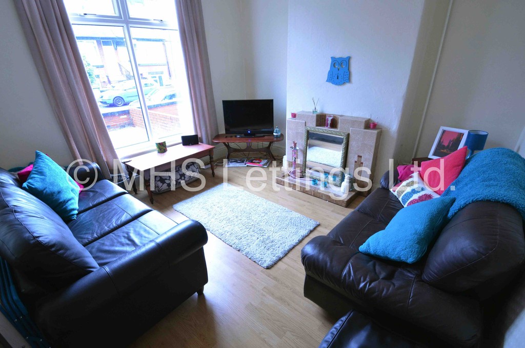 Photo of 5 Bedroom Mid Terraced House in 85 Royal Park Avenue, Leeds, LS6 1EZ