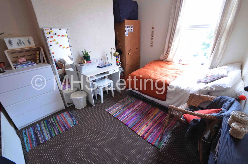 Photo of 5 Bedroom Mid Terraced House in 85 Royal Park Avenue, Leeds, LS6 1EZ