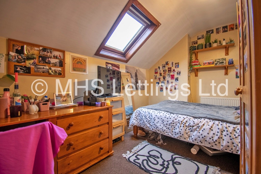 Photo of 4 Bedroom Mid Terraced House in 2a Hessle Avenue, Leeds, LS6 1EF