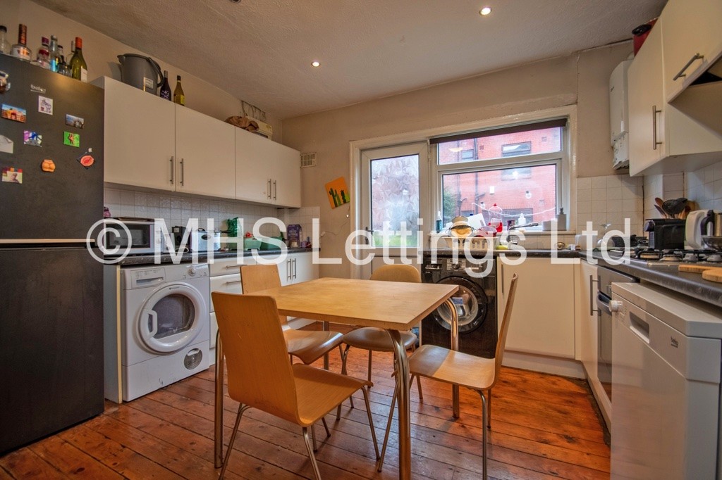 Photo of 4 Bedroom Mid Terraced House in 2a Hessle Avenue, Leeds, LS6 1EF