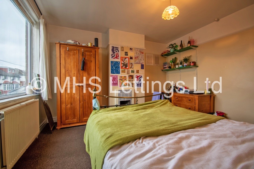 Photo of 4 Bedroom Mid Terraced House in 2a Hessle Avenue, Leeds, LS6 1EF