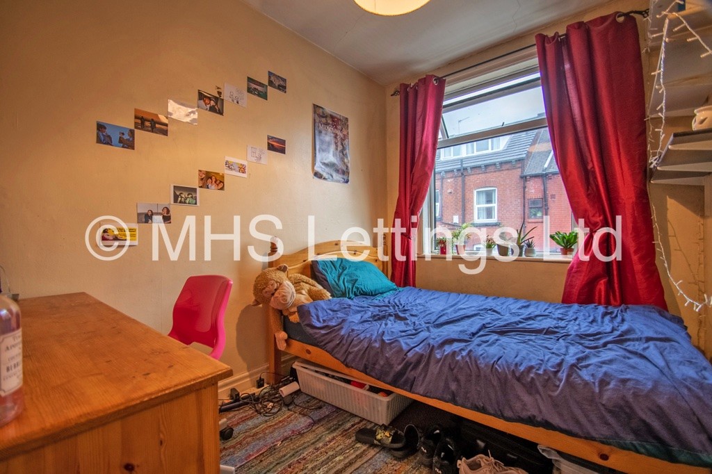 Photo of 4 Bedroom Mid Terraced House in 2a Hessle Avenue, Leeds, LS6 1EF