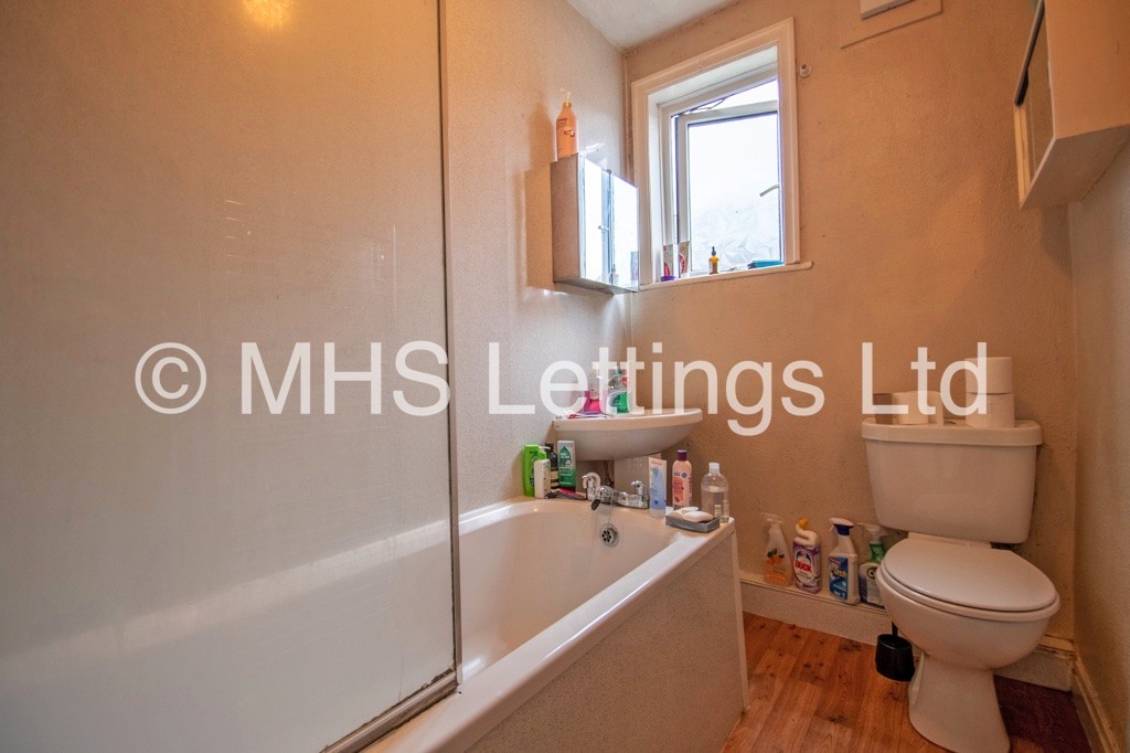 Photo of 4 Bedroom Mid Terraced House in 2a Hessle Avenue, Leeds, LS6 1EF