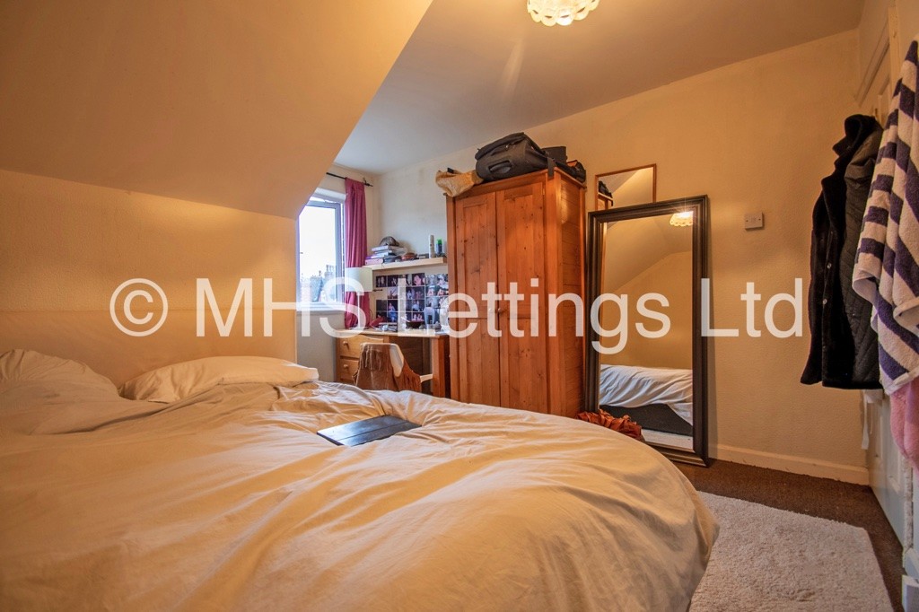 Photo of 4 Bedroom Mid Terraced House in 2a Hessle Avenue, Leeds, LS6 1EF