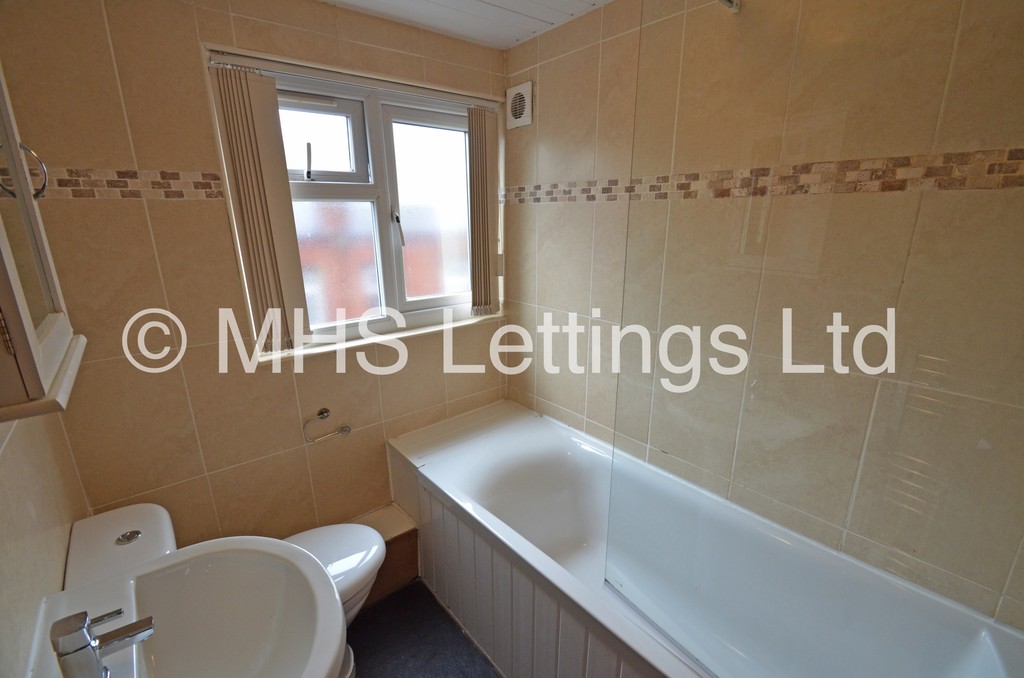 Photo of 4 Bedroom Mid Terraced House in 51 Harold Road, Leeds, LS6 1PR