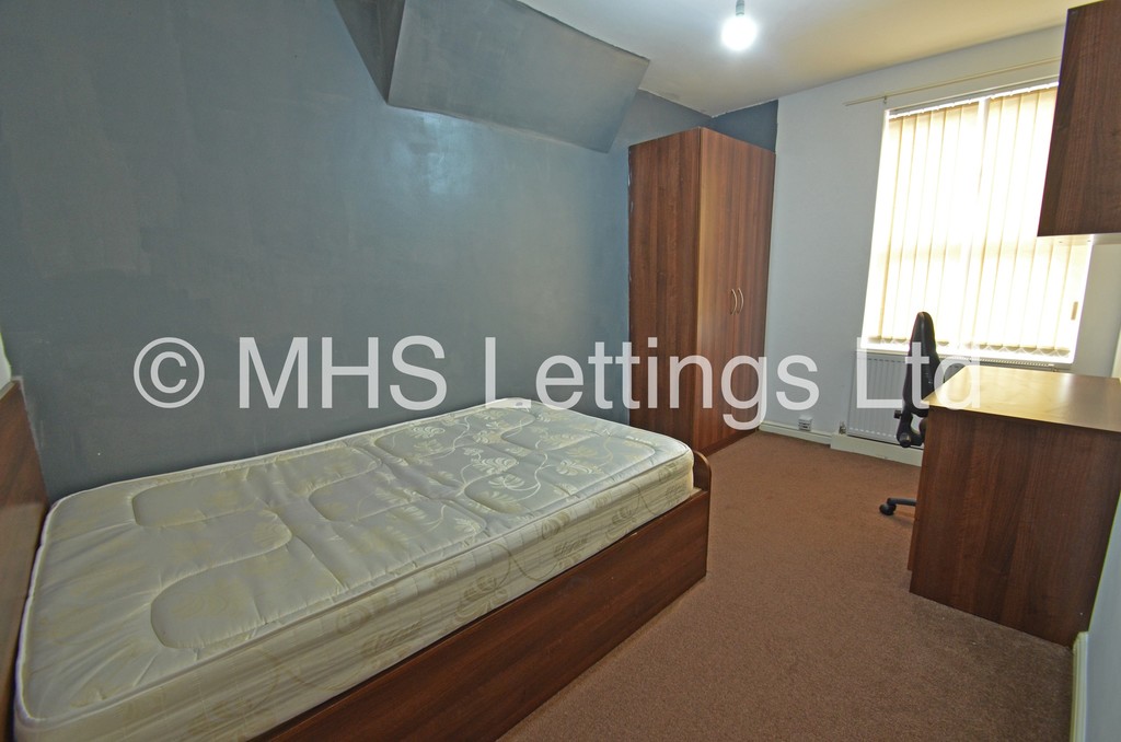 Photo of 4 Bedroom Mid Terraced House in 51 Harold Road, Leeds, LS6 1PR